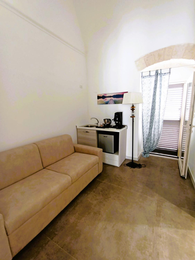 Others 4, Vien dal Mare, Bari