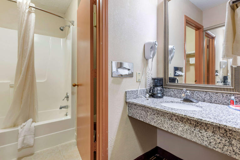 Bathroom 4, Baymont by Wyndham Lebanon IN, Boone