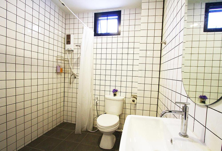 Bathroom 3, 398 HOSTEL, Bang Plad