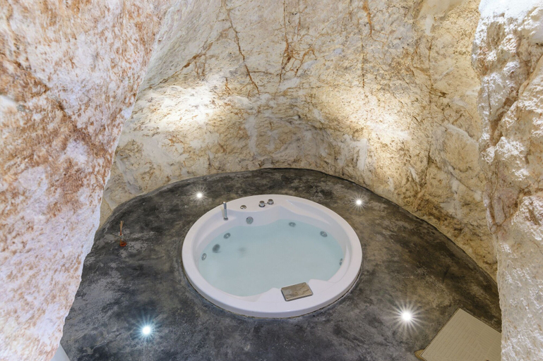 Bathroom 4, White Studio with Jacuzzi, Brindisi