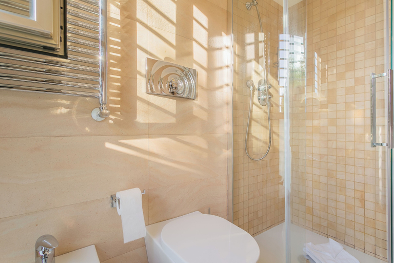 Bathroom 2, Ivy House by Wonderful Italy, Bari