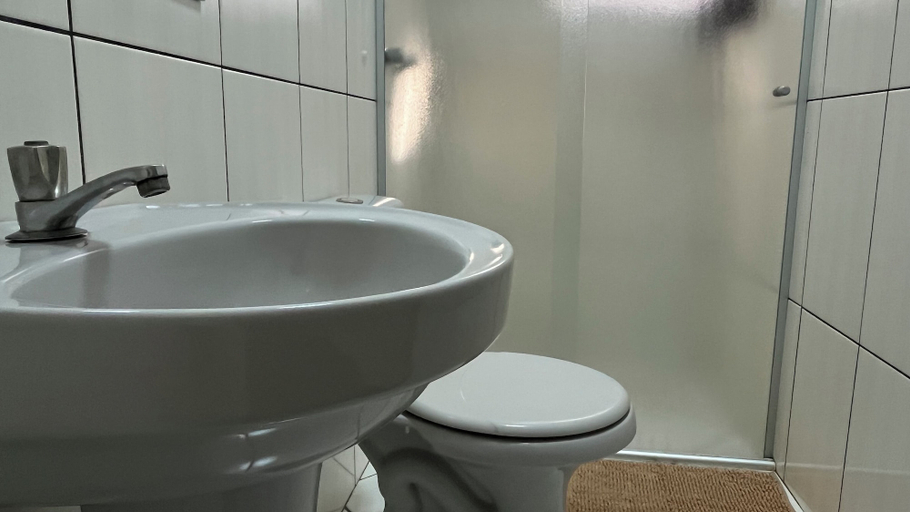 Bathroom 3, Gutierrez Hotel, Americana