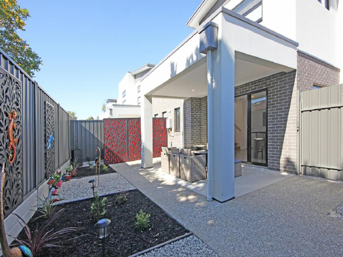 ✿Stylish Townhouse; with King Bed, NBN, Netflix, WIFI, Adelaide
