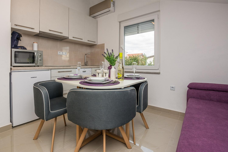 Kitchen 4, Apartments by the sea Vir - 18557, Vir