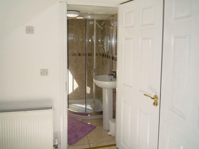 Bathroom, The White Cottage Leap