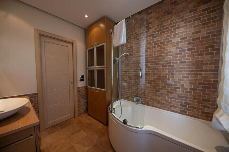 Bathroom 2, Navy Apartment by Wonderful Italy, Bari