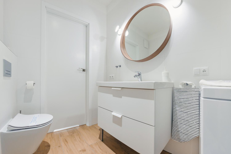 Bathroom 2, Sun & Snow, Angielska Grobla, Gdańsk City