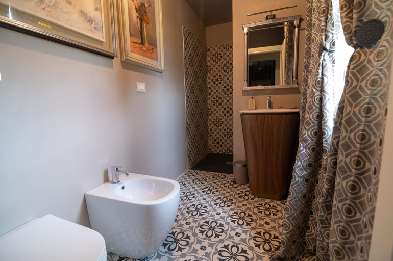 Bathroom 4, CasaBella 22, Asti