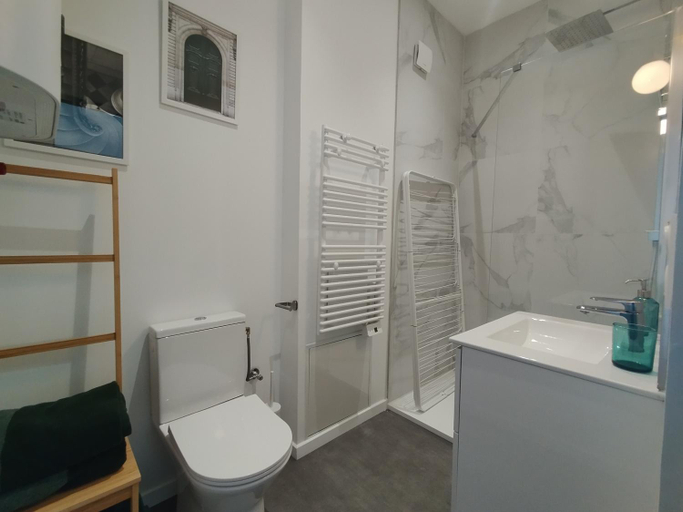 Bathroom 2, Residence Beaudelot, Nord