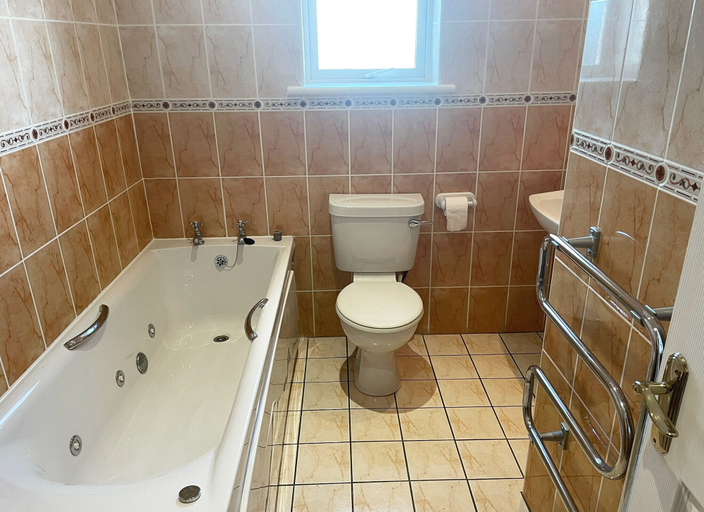 Bathroom 3, Ballycotton Holiday Apartment No 6