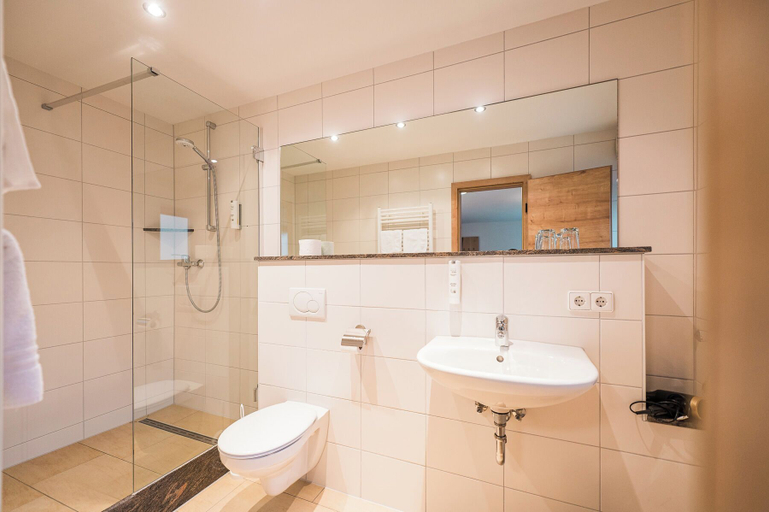 Bathroom 5, Hotel Goldener Engel, Breisgau-Hochschwarzwald