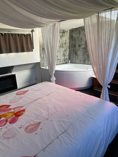Others 4, Chambre d'hote insolite sur une peniche, Hérault