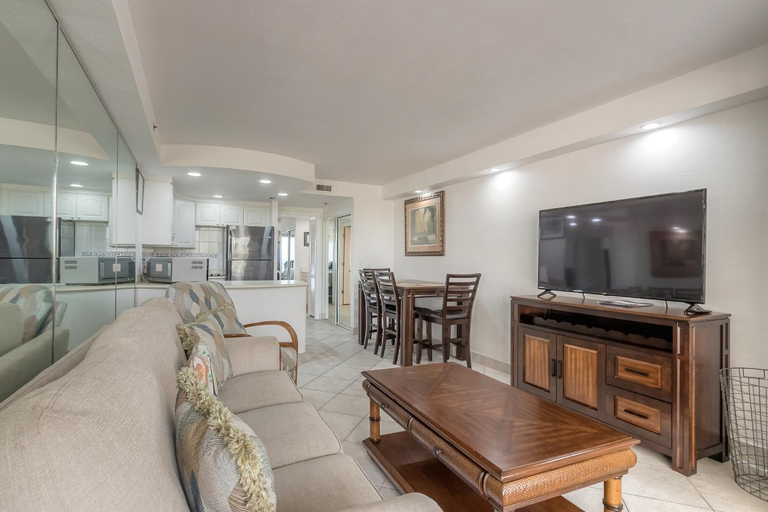 Others 5, Direct Oceanfront Condo, Daytona Beach, sleeps 6 - with pool, Volusia