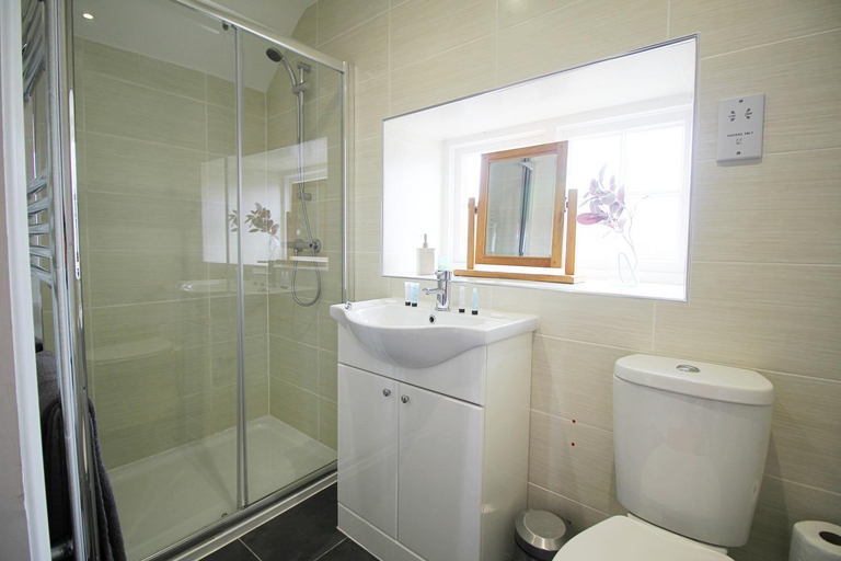 Bathroom 3, The Globe Inn Alvington, Gloucestershire