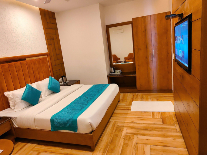 Bedroom 3, Luxury Inn by Stotrak Hotels, Dehradun