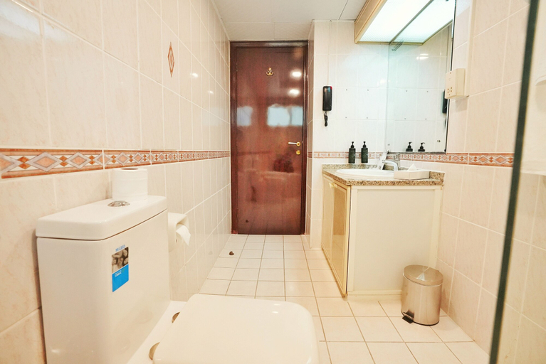 Bathroom 5, Manchester Plaza Hotel, Dubai