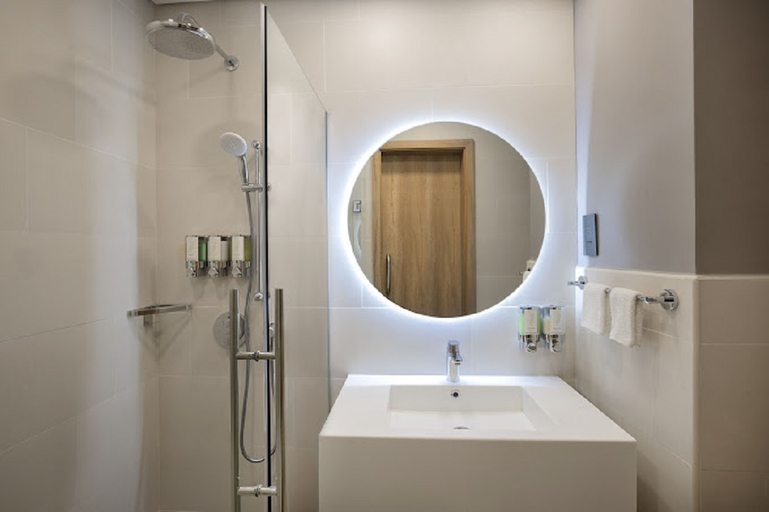 Bathroom 4, Hampton by Hilton Sharma NEOM Community 1