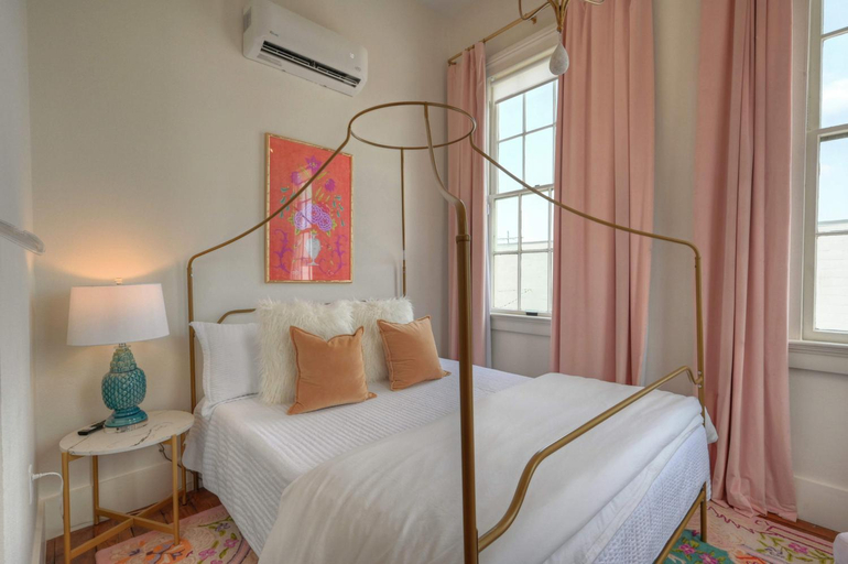 Bedroom 2, Sugars Inn Room 5 One Mile to Beach Walk to The Strand, Galveston