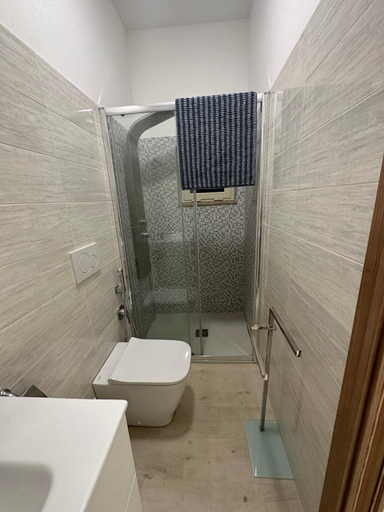 Bathroom 3, Gira, vota e furria, Messina