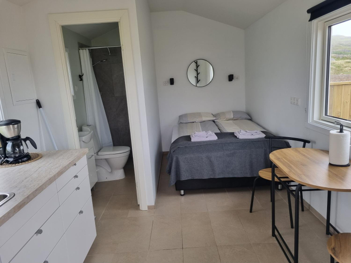 Others 3, Hvammur 6 with private hot tub, Kaldrananeshreppur