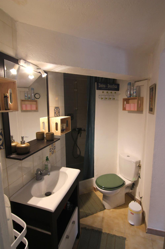 Bathroom 3, joli studio independant avec kitchenette, Gard