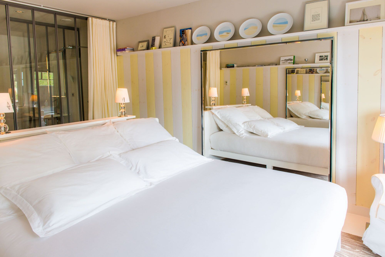 Bedroom 5, La Co(o)rniche, Gironde