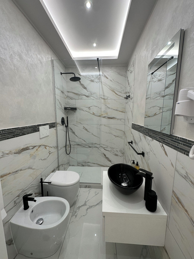 Bathroom 4, Medaglie d'Oro Vaticano, Roma