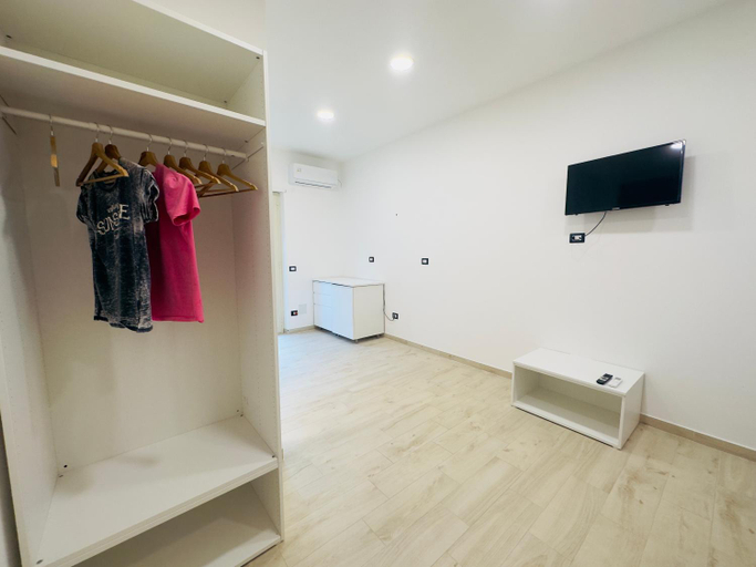 Bedroom 2, Gira, vota e furria, Messina