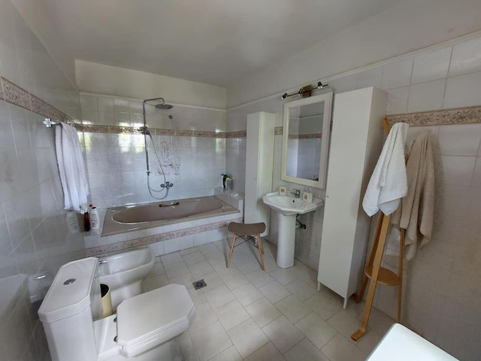 Bathroom, Olympos Philoxenia, μεταξυ βουνου και θαλασσας, Central Macedonia