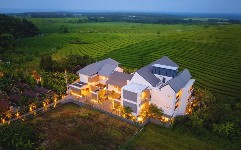 Exterior & Views 28