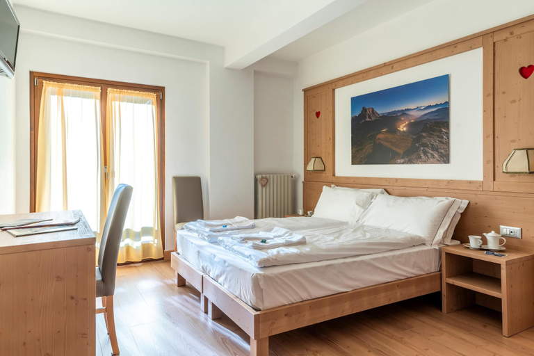 Bedroom 2, HOTEL MAE', Belluno