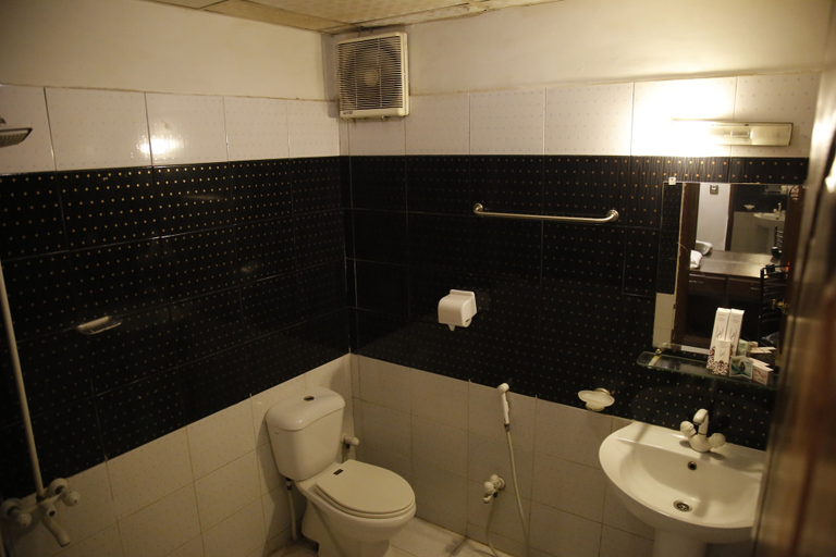 Bathroom, Hotel Al Harmain Tower, Karachi