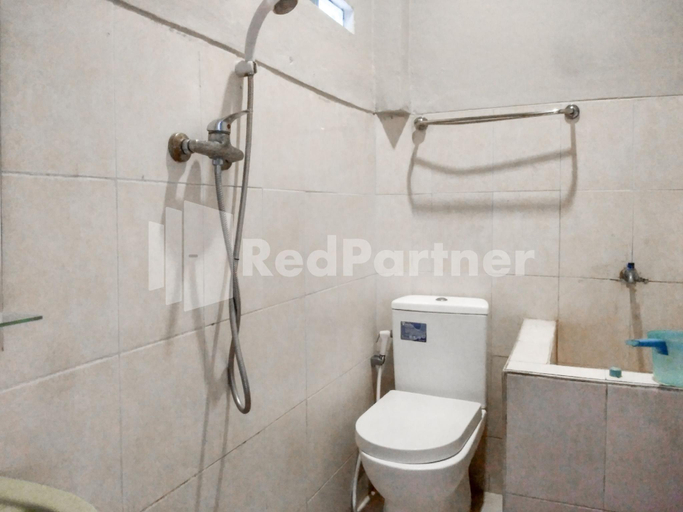 Bathroom 3, The SO Hotel Mitra RedDoorz, Pangandaran