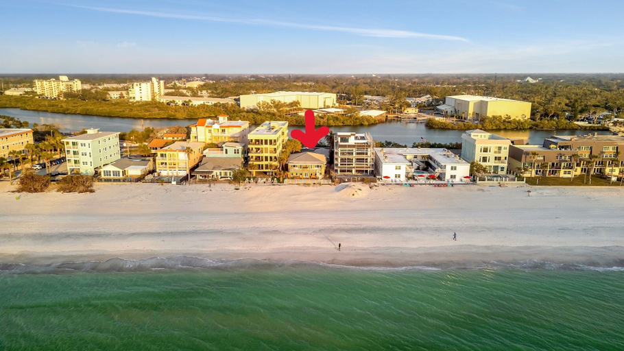 Exterior & Views 2, Stones Throw Beachfront Luxury Suites, Pinellas