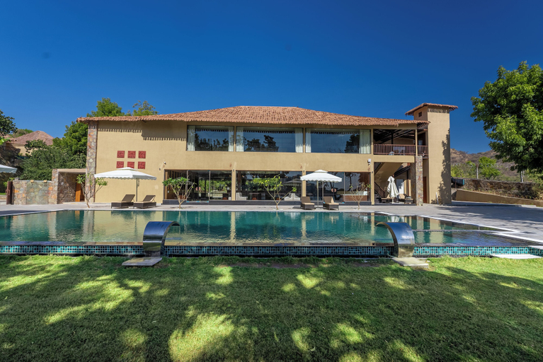 Exterior & Views
