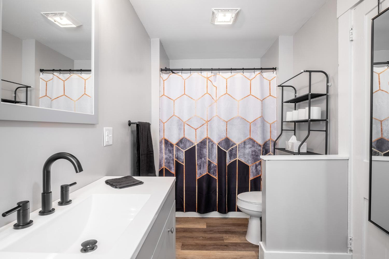 Bathroom 3, Walk/ Bike everywhere from this Historic Chic Studio, Bartholomew