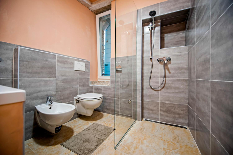 Bathroom 3, Apartments CASA ROCCIA BIANCA, Rovinj