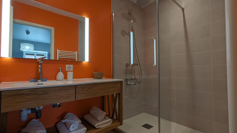 Bathroom 3, L'orcheran, Côte-d'Or