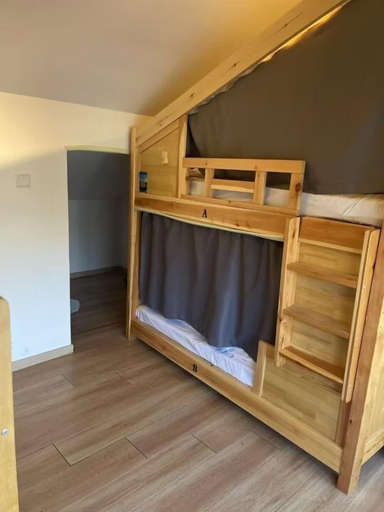 Bedroom 3, Shi San Du Fu Qing Nian Lv She, Xi'an