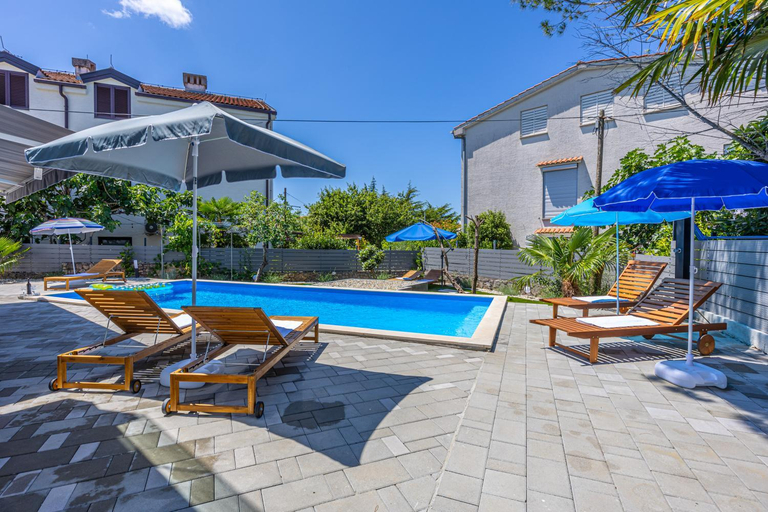 View 4, VILLA NINA MALINSKA 150m FROM THE BEACH, SWIMMING POOL, Malinska-Dubašnica