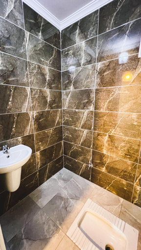 Bathroom 5, Next Suite, Merkez