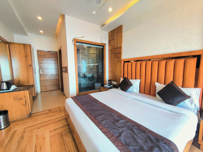 Bedroom 3, Luxury Inn by Stotrak Hotels, Dehradun