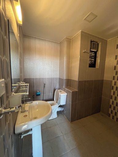 Bathroom 4, Mulla Apartments, Malindi