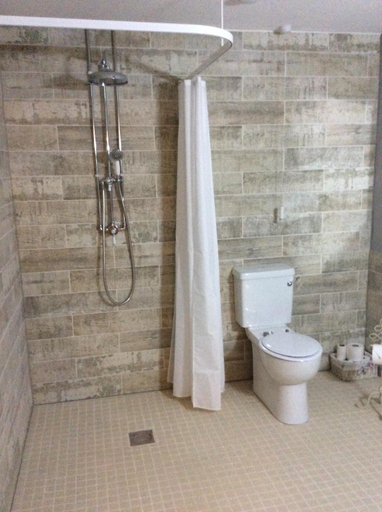 Bathroom 2, Pembrokeshire Fields, Pembrokeshire
