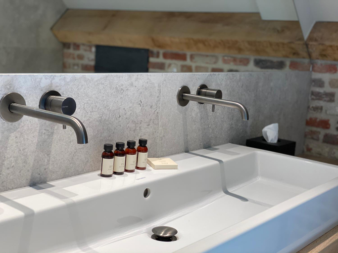 Bathroom 2, Glundr!, Asten