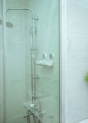 Bathroom 2, Luxury Apartment at Embassy, Accra
