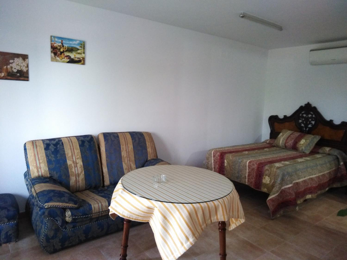 Others 5, Casas del Madrono, Sevilla