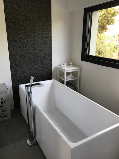 Bathroom, Villa d'exception, piscine, vue mer, plage a 100M, Corse-du-Sud