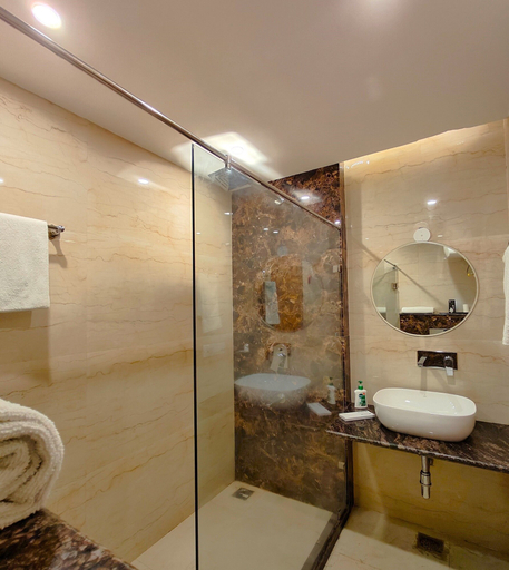 Bathroom 4, Luxury Inn by Stotrak Hotels, Dehradun