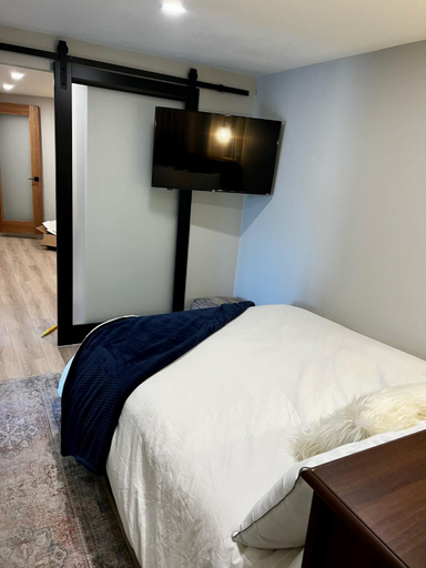 Others 3, NEW Modern apt w/pool & hot tub in nature, Ventura
